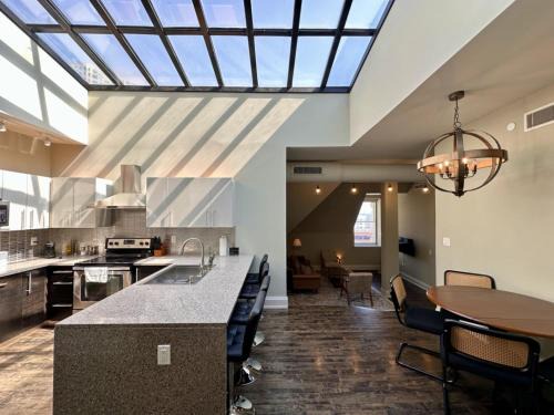 East Town Apartment | Downtown Luxury 2BR Penthouse Apt