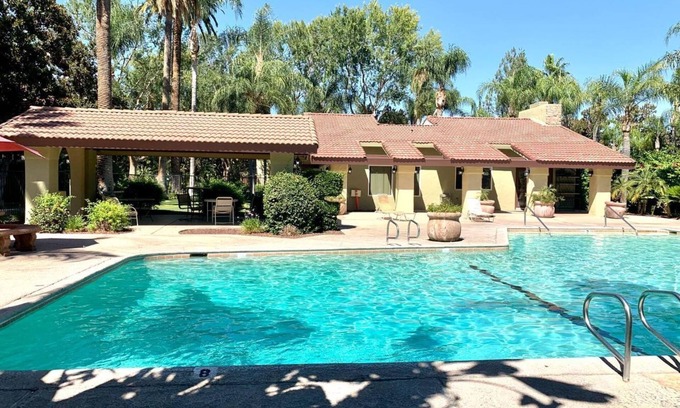 Downtown Condo | Downtown Luxury Condo. Gated, Updated w/Parking, Pool & Gym. Close to hospitals.