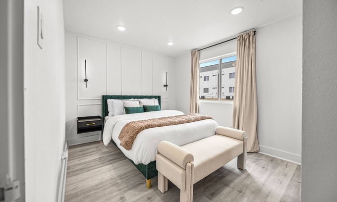 Old East Dallas Apartment | Downtown Luxury Retreat - Sofa bed + Bart cart + Towel Warmer + Washer/Dryer