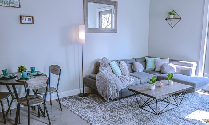Historic Garderns House | Downtown Luxury Townhome-1 mile from River Walk