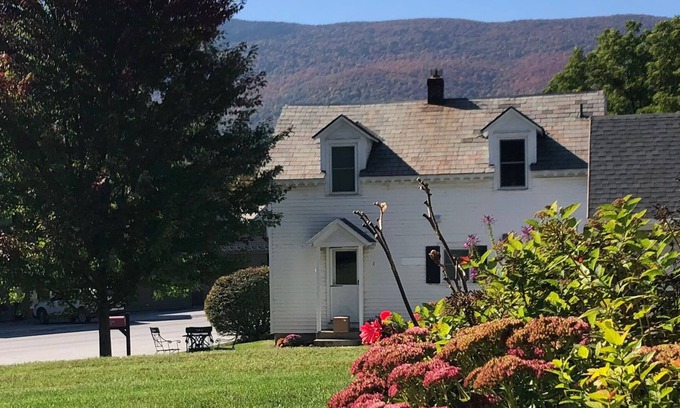 Manchester Center House | Downtown Manchester Center. SKI Bromley in 12 min, Stratton Mountain in 25 min.