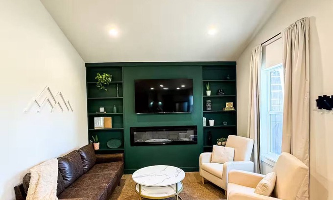 Loveland House | Downtown Modern Carriage Housenn