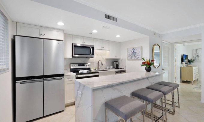 Old Naples Condo | Downtown Naples Beach Condo, Half block from Famous 5th Ave