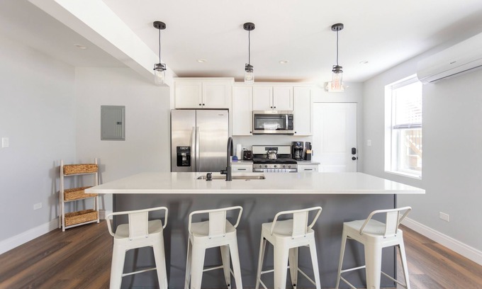 New Buffalo Condo | Downtown New Buffalo Suite 1A , Walk to Beach, King Beds