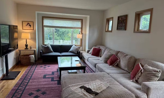 North Bend House | Downtown North Bend Basecamp