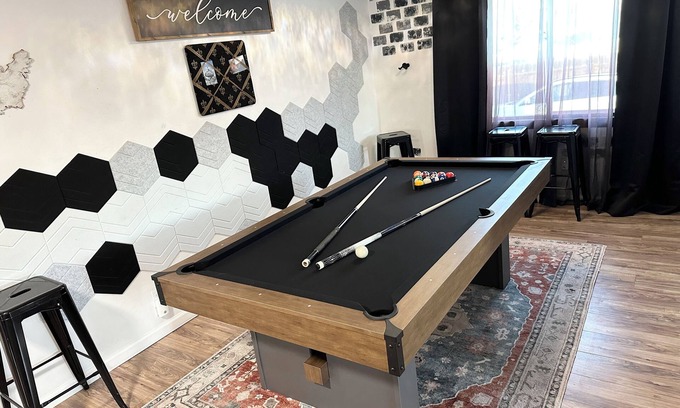 Twin Falls House | Downtown oasis. Abundance of Entertainment & Amenities Hot Tub King Bed