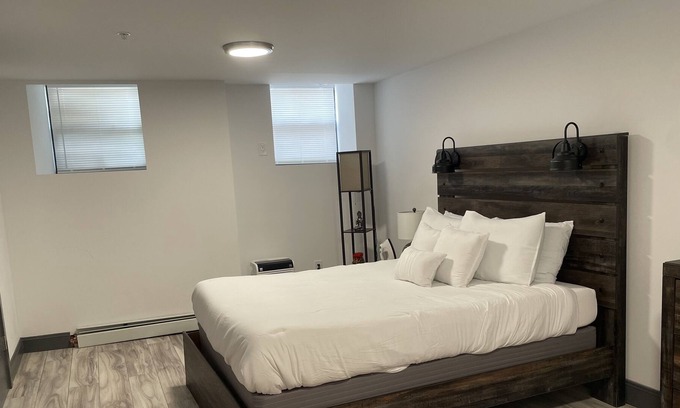Troy Apartment | Downtown Oasis