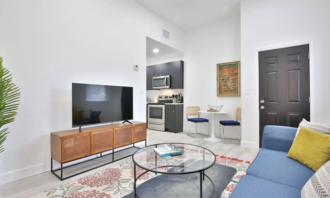 Gillespie Park House | Downtown Oasis Work Relax and Bring Your Pet