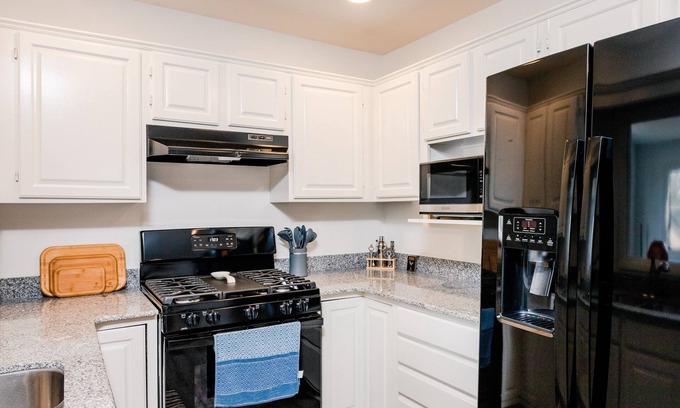 Fayetteville House | Downtown on Township! 6 min From UofA! Walkable amenities!