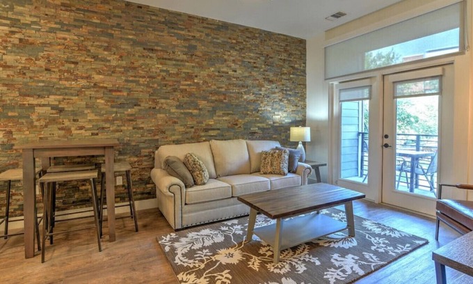 Kenilworth Condo | Downtown Open Concept with Balcony