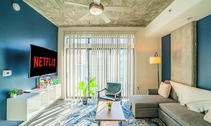 Evans Churchill Apartment | Downtown PHX Apartment with Pool + Gym+Parking+W/D