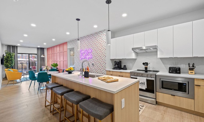 The Gulch Condo | Downtown Pool and Walk to Broadway!- Luxury Downtown Nashville Suite