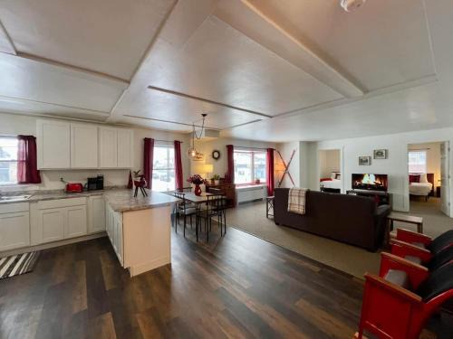 Ironwood House | Downtown Red Room at Villages on Aurora