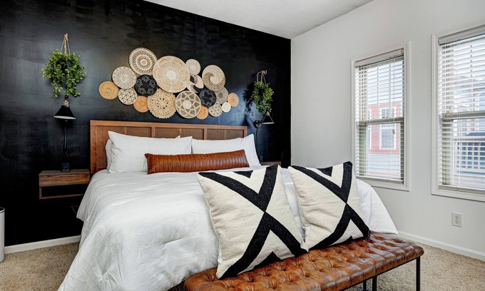 Kennedy King Condo | Downtown retreat 5mins to Bottleworks and Mass Ave w/Garage
