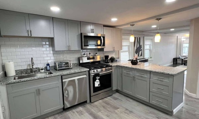 Salem House | Downtown Salem retreat 3BD w/parking