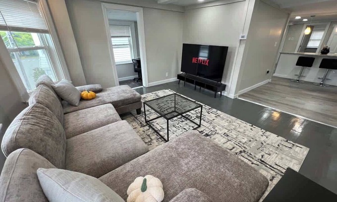 Salem Apartment | Downtown Salem Retreat 3BD parking