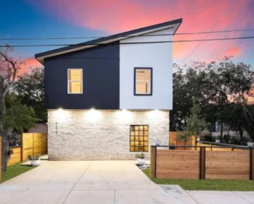 Denver Heights House | Downtown San Antonio Near Riverwalk and Frost