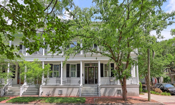 Savannah Victorian District House | Downtown Savannah, 3 bed 2.5 bath townhome, Steps from Forsyth Park, Sleeps 6