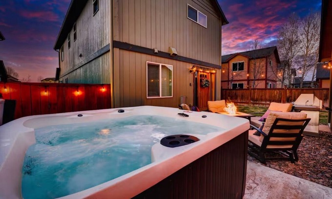 Sisters House | Downtown Sisters Suite - HOT TUB - Dog Friendly