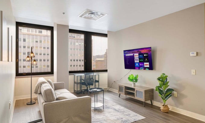 Downtown Pittsburgh Apartment | Downtown Sky High Luxury - 10TH FLOOR - PRIME LOCATION - Gym Terrace Roku