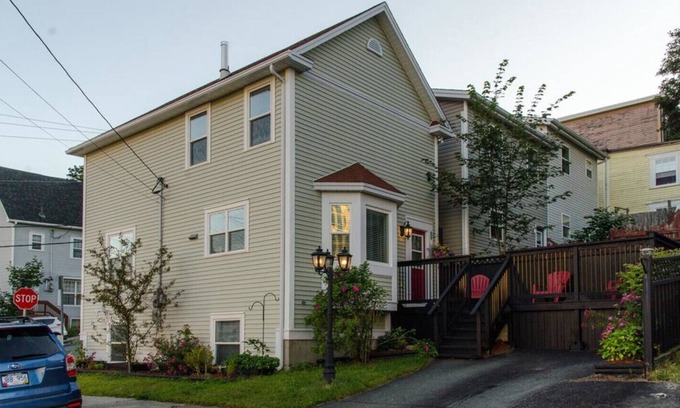 Downtown St. John's House | DOWNTOWN ST JOHN'S- CLEAN, off-street PARKING, patio, no hills