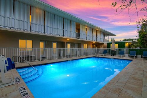 Old Naples Apartment | Downtown Starfish 807