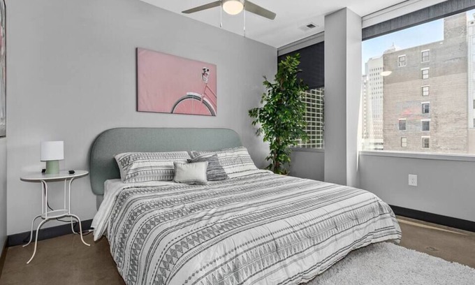 Downtown Kansas City Apartment | Downtown Studio King Bed Amazing City Views w/GYM
