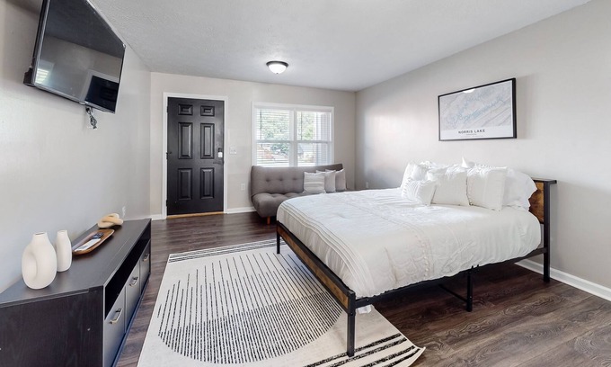 La Follette Apartment | Downtown studio with full kitchen, BBQ area, firepit, fast WiFi, streaming, AC