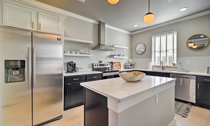 Chattanooga House | Downtown Stunner - views of Lookout Mountain and close to downtown favorites!