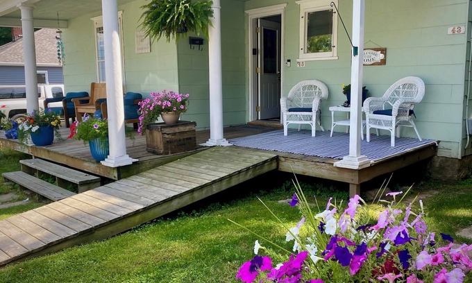 Sturgeon Bay House | Downtown Sturgeon Bay- Charming duplex walking distance to Kitty O'Reillys