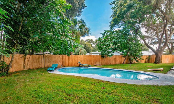 East Tampa House | Downtown Tampa Pool Home | Yard Games | Free Wifi