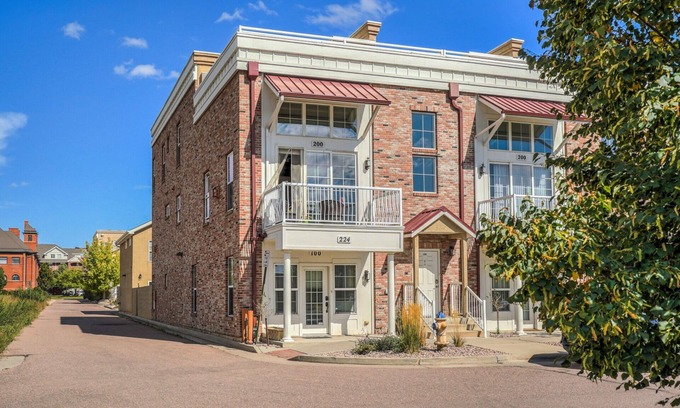 Central Colorado Springs House | Downtown Townhouse | Rooftop Patio | Pet Friendly