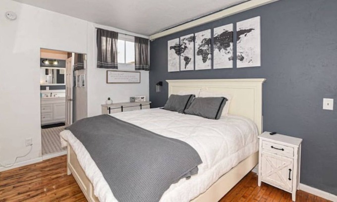Racine House | Downtown Two Bedroom/Two Bathroom Full Apartment