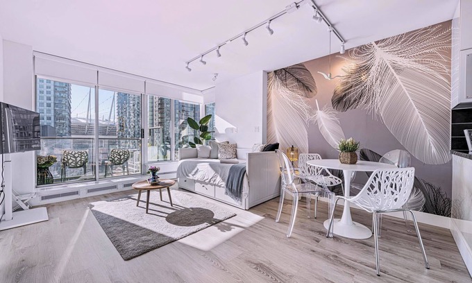 Crosstown Apartment | Downtown Vancouver next to the SkyTrain, BC Place, Rogers Arena, Casino, shops.