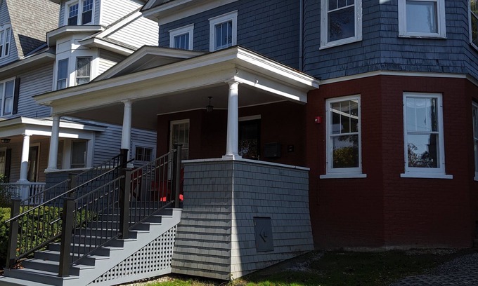 Burlington House | Downtown Victorian, Recently Updated, 6 Bedroom, Great Location, 30 Day Minimum
