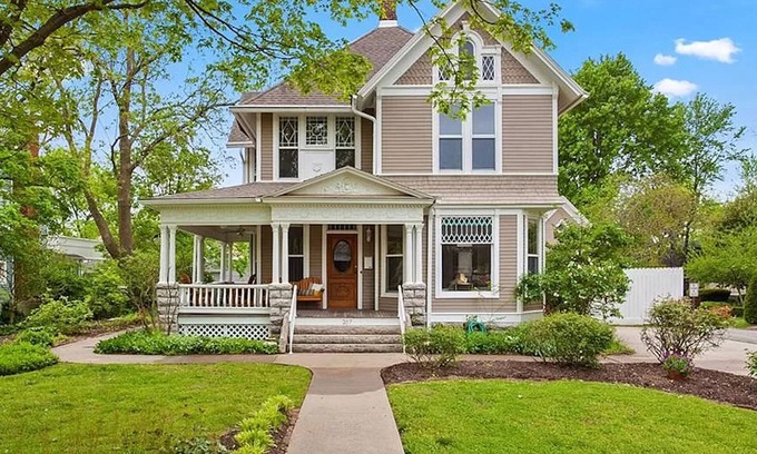 Downtown House | Downtown Victorian Home - 1 Block from the Bentonville Square