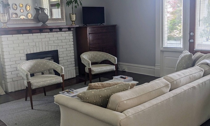 MLK University Apartment | Downtown Victorian Flat Great Location and free Parking