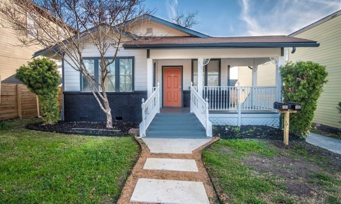 Nevada Street Apartment | Downtown View Cozy 2BR/1BA Home Sleeps 8