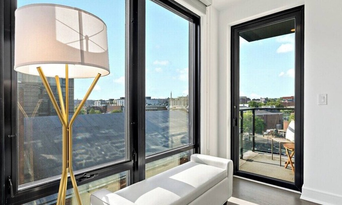 Le Droit Park Apartment | Downtown | Views | Luxury | Sunny
