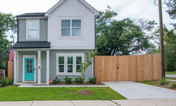 Wilmington House | Downtown Wilmington 3 Beds, 2.5 Bath, Pet Friendly, 4-5 Parking, Fast Wifi