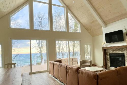 Arcadia House | Dozing Bear Den