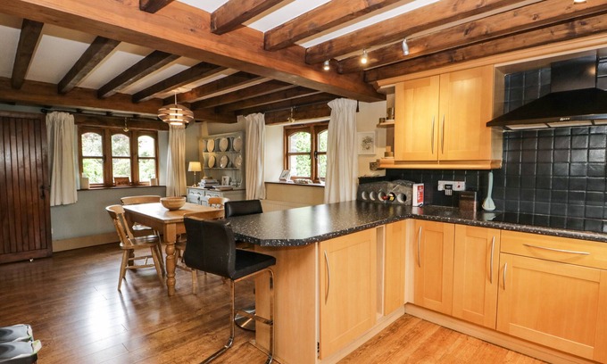 Kendal House | DRAGONSFELL, pet friendly, with hot tub in Kendal