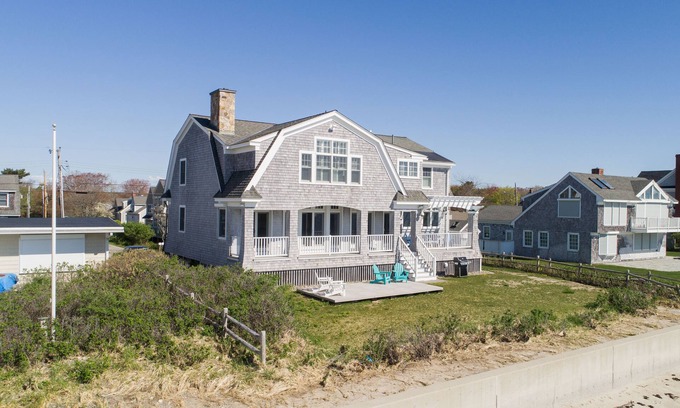 Wells House | Drakes Island Beach Front Breathtaking Property : Oceanviews and Sandy Beach !
