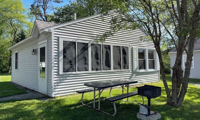 Wells Cottage | Drakes Island Road cottage with pool, 1 mile to beach
