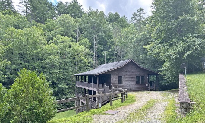 Almond Cabin | Dream on a Stream- Large Rental Cabin near Fontana Lake