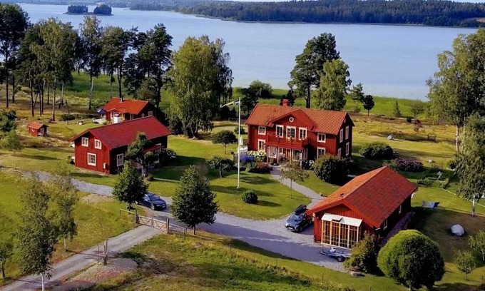 Gnesta Municipality House | Dream vacation by the lake on a manor in Sörmland