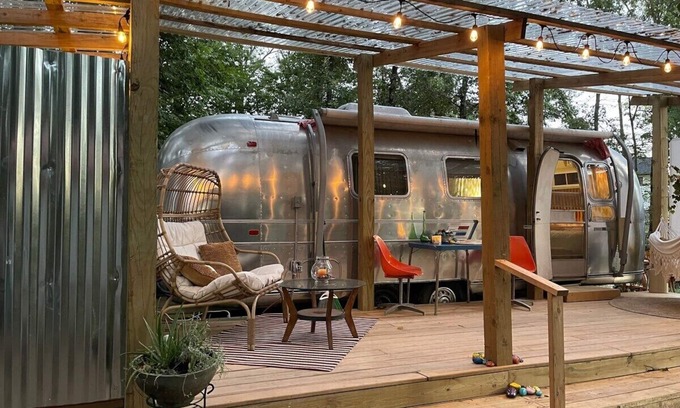Berryville House | Dream Weaver Vintage Airstream, Hot Tub, Glamping