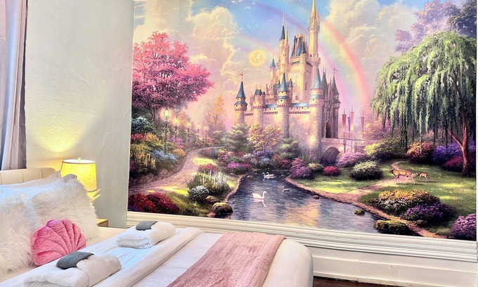 Dixon Park House | Dreamy Castle 6BR Duplex w/Game Room + Photo Booth