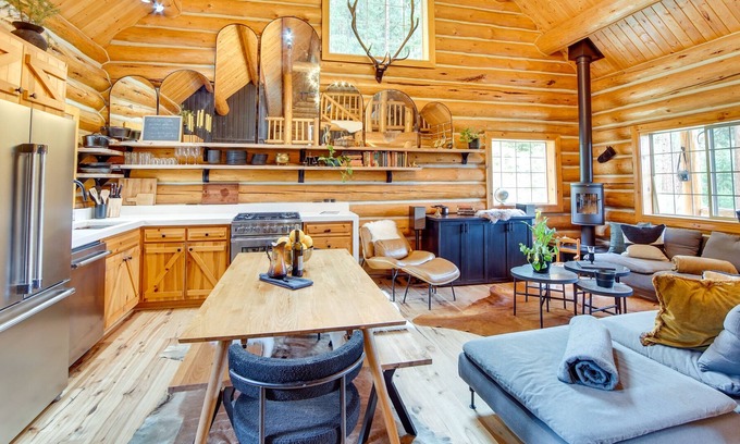 Cle Elum Cabin | Dreamy Cle Elum Cabin: Hot Tub, Riverfront, Views!