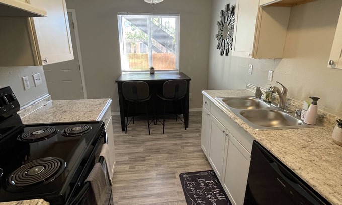 Northeast Heights Apartment | Dreamy COZY Albuquerque getaway! near hiking trails, dining, shopping.